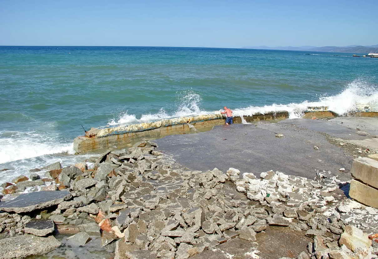 Фото приморского пляжа (санитарная зона) Ялта